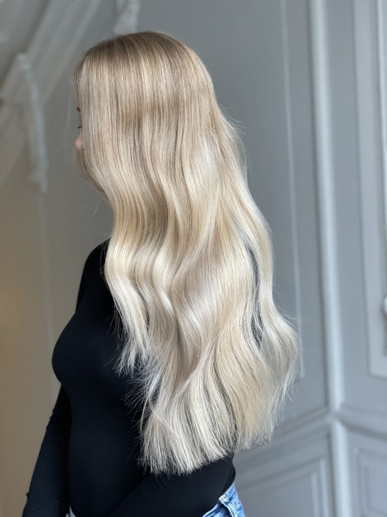 Long, cool blonde waves after lightening