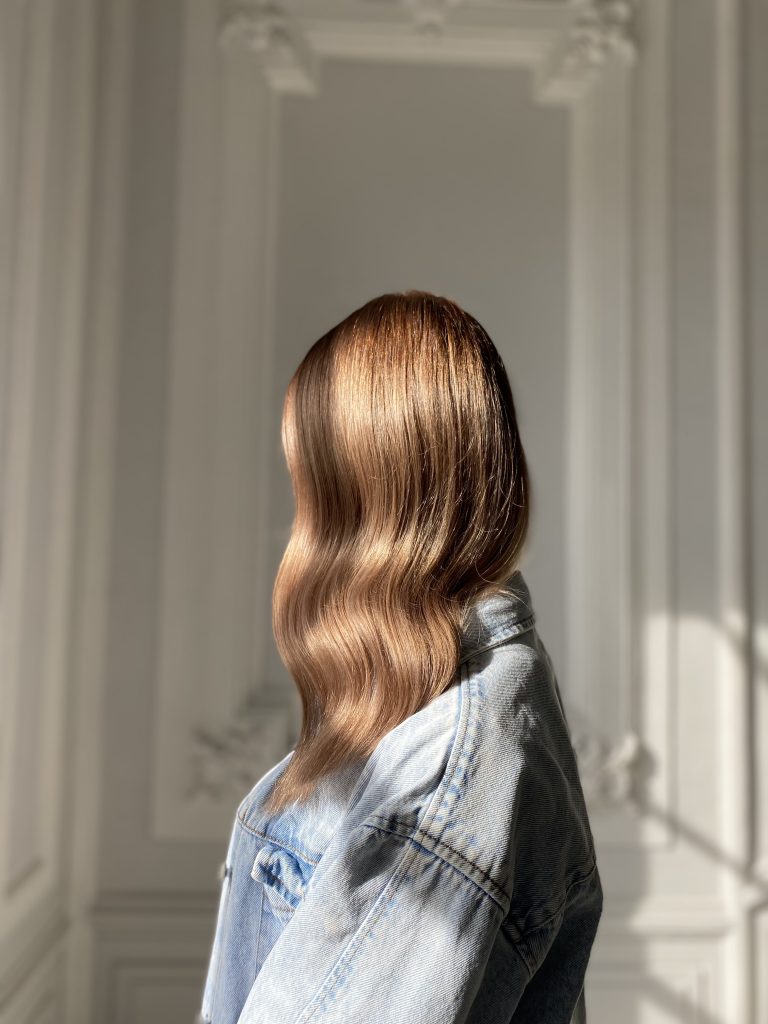 Glossy copper-brown waves after colouring