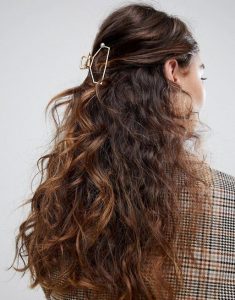 Jak dobrać ozdoby do włosów? 